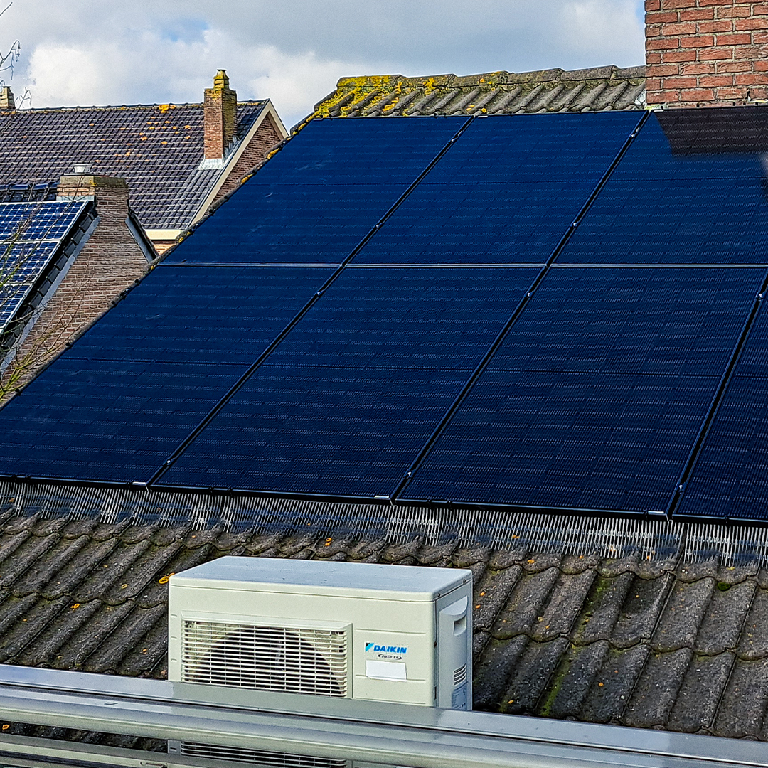 Vogelwering onder zonnepanelen die voorkomt dat vogels nesten maken en schade veroorzaken.