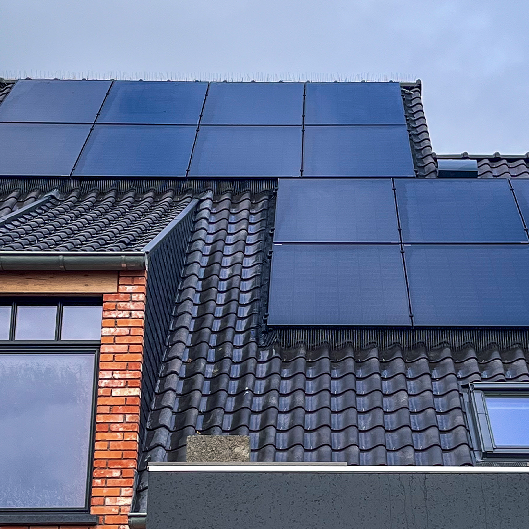Zonnepanelen uitgerust met vogelwering om dakgoten en bekabeling te beschermen.
