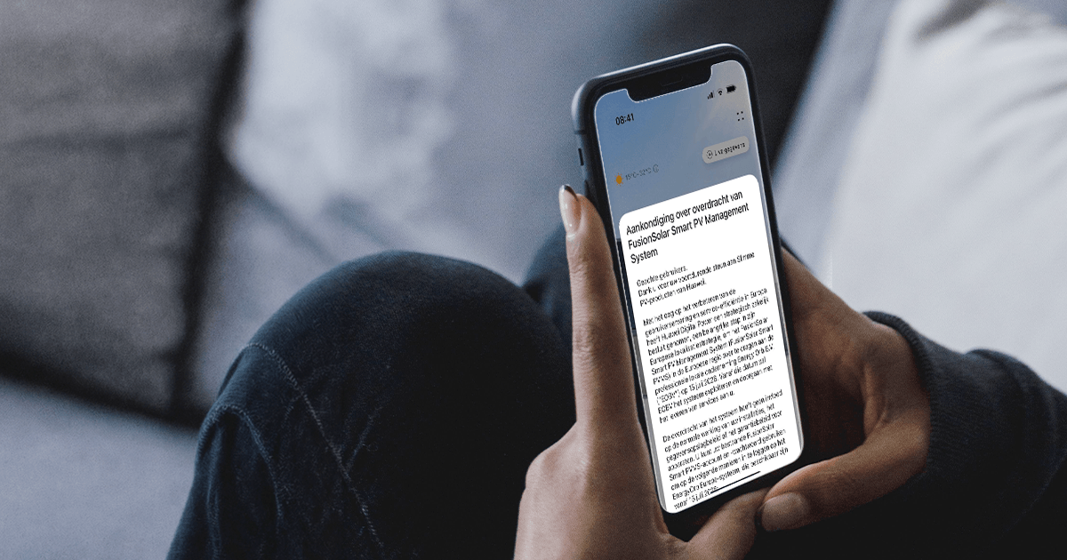 Persoon bekijkt de melding over de overdracht van FusionSolar Smart PVMS naar EnergyOrb op smartphone