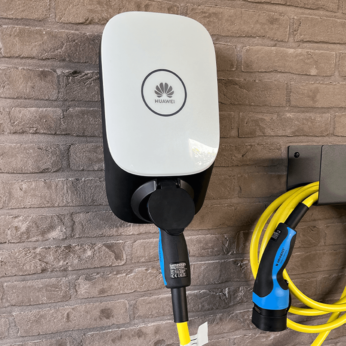 Huawei laadpaal netjes geïnstalleerd bij Pieter in Lichtervelde door NRG-TEC.