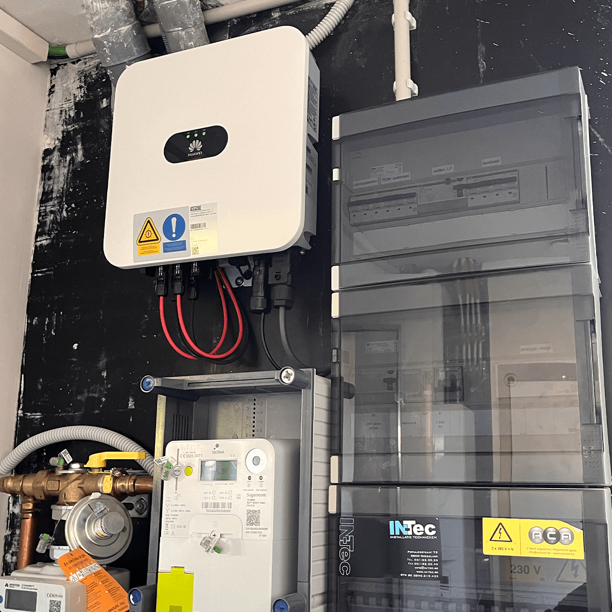 Huawei omvormer en vernieuwde zekeringkast voor de zonnepaneleninstallatie bij Pieter in Lichtervelde.