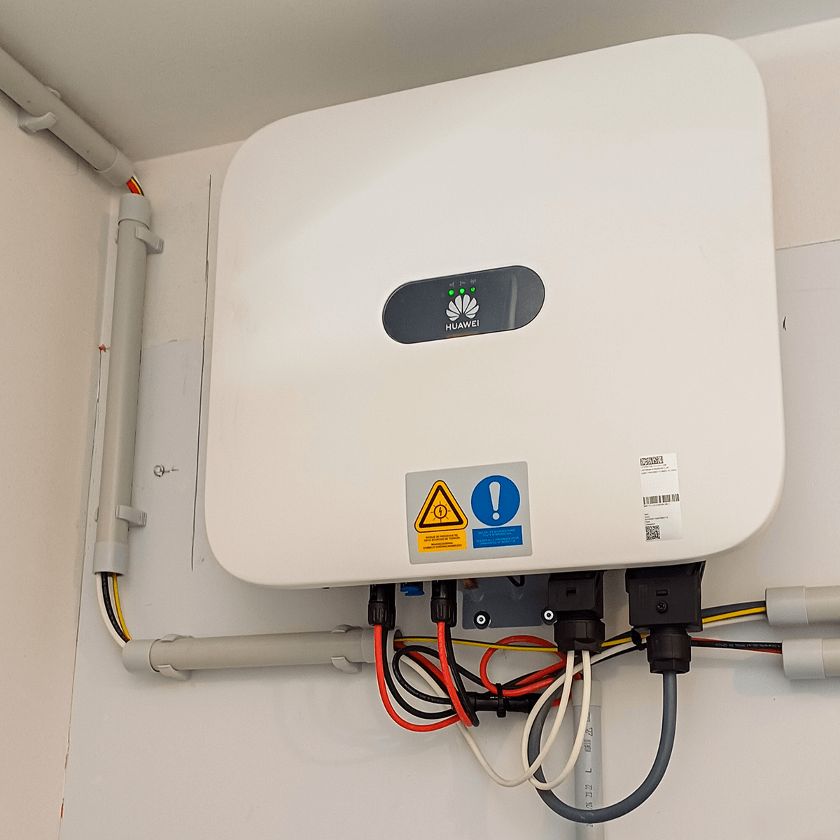 Huawei driefasige hybride omvormer die de zonnepanelen en thuisbatterij in Middelkerke aanstuurt.