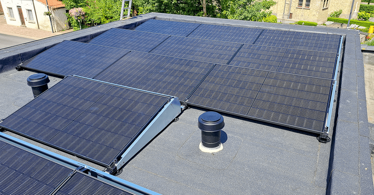 Vijftien JinkoSolar zonnepanelen op een zuidgericht plat dak bij een woning in Middelkerke.