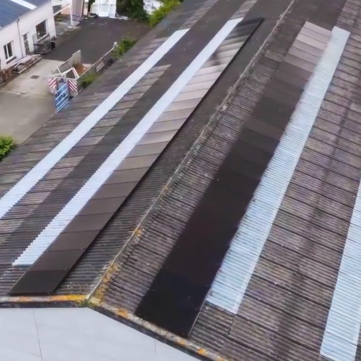 Lange rijen zonnepanelen op het dak van Transport Yves in Beernem, geplaatst door NRG-TEC