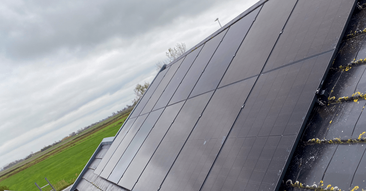 Oost-gerichte installatie van 14 JinkoSolar full-black zonnepanelen van 455 Wp in Middelkerke, geplaatst door NRG-TEC uit Lichtervelde.