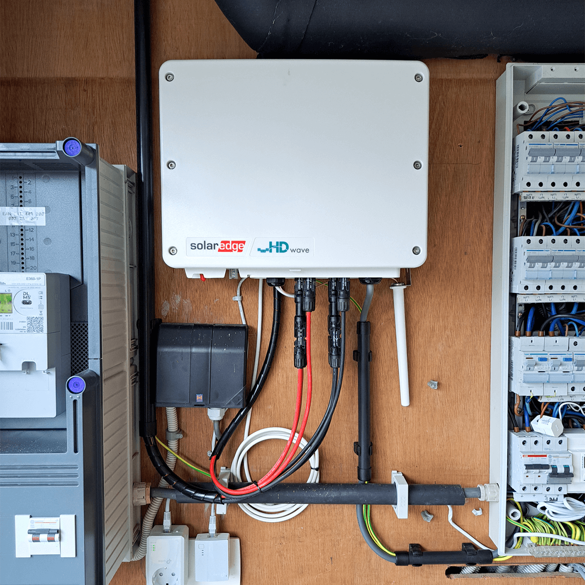SolarEdge 5000H HD-Wave hybride omvormer, onderdeel van een zonnepanelen- en thuisbatterij-installatie in Middelkerke.