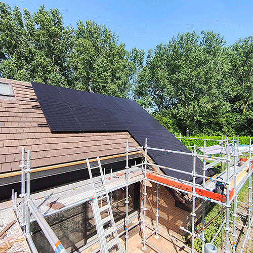 Zonnepanelen op een dak gemonteerd