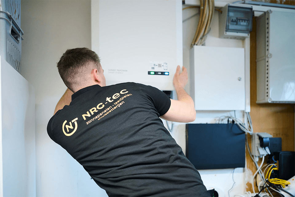 NRG-TEC sluit een nieuwe omvormer aan op een bestaand zonnepaneleninstallatie in Lichtervelde.